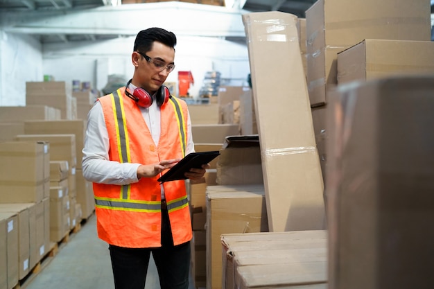 Trabajador de un almacén logístico con tableta