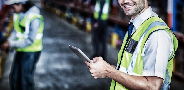 Trabajador en almacén mirando a la cámara