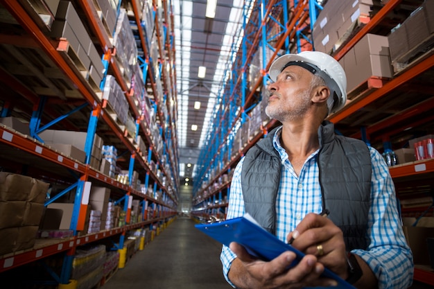 Trabajador de almacén revisando el inventario