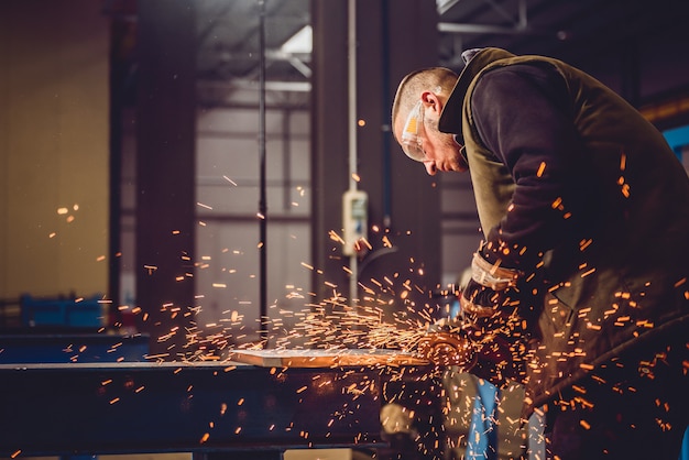 Trabajador con amoladora angular