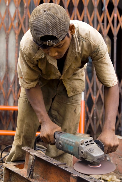 Trabajador asiático del metal