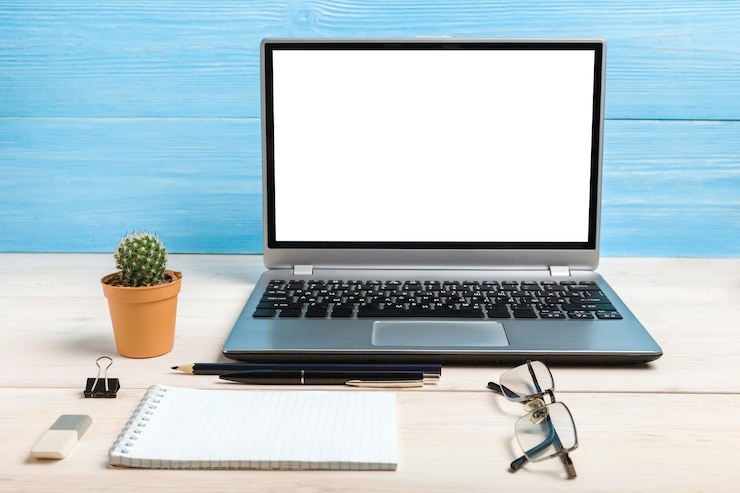 Foto trabajador autónomo del lugar de trabajo portátil, cuaderno, material de oficina y material de oficina, con lápiz