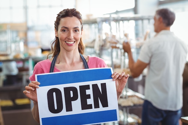 Trabajador bastante mostrando signo abierto