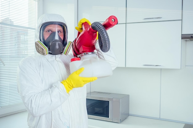 Trabajador blanco rociando pesticidas en la placa de inducción