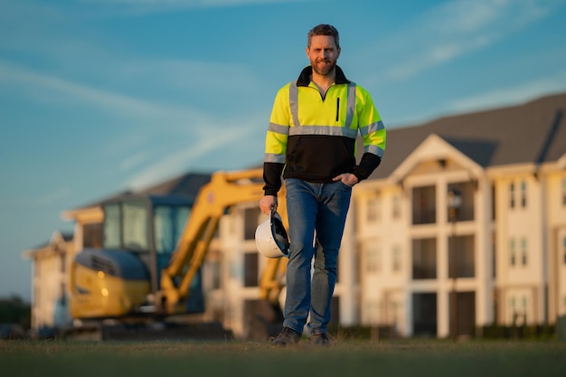 Trabajador con bulldozer en la construcción de edificios