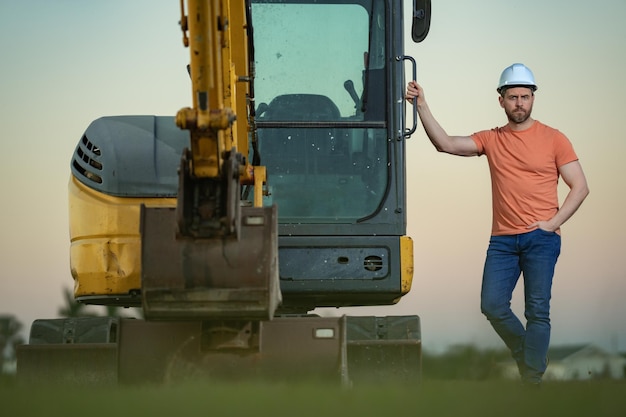 Trabajador con bulldozer en la construcción de edificios