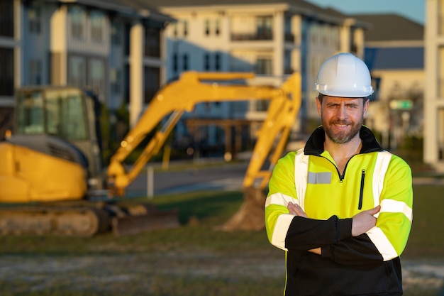 Trabajador con bulldozer en la construcción de edificios