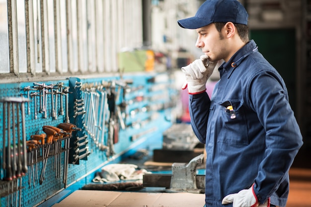 Trabajador buscando la llave correcta