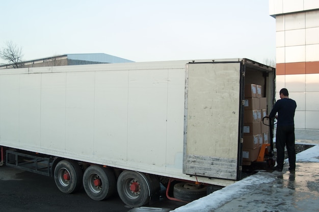 Trabajador carga cajas en un camión