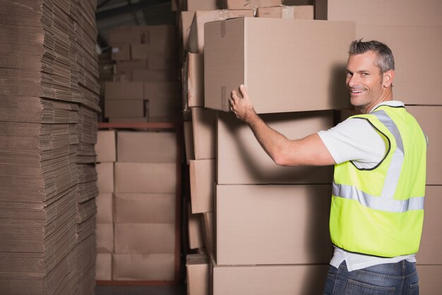 Trabajador cargando palet