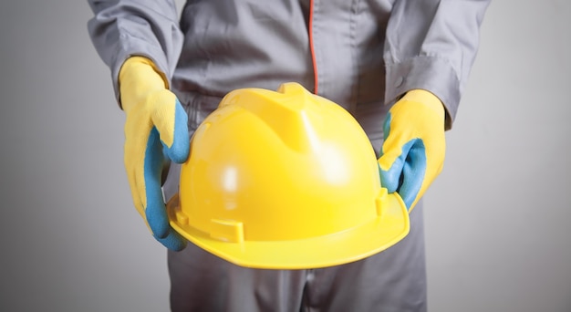 Trabajador con casco amarillo.