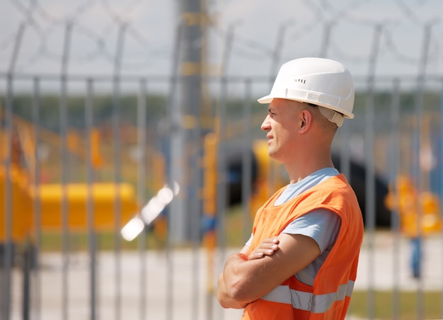 Trabajador en casco mirando lejos