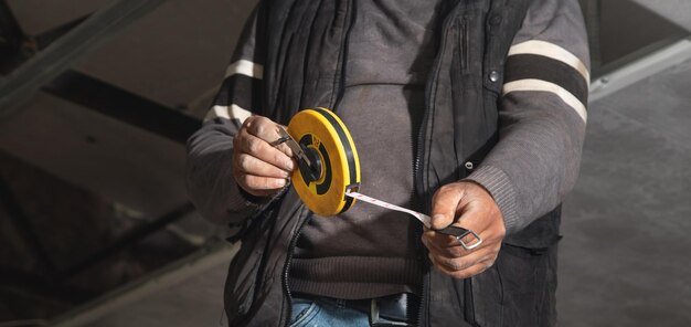 trabajador caucásico, tenencia, cinta métrica