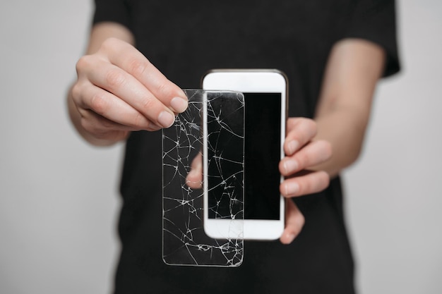 Foto trabajador del centro de servicio que muestra el teléfono inteligente mientras usa la pantalla de protección