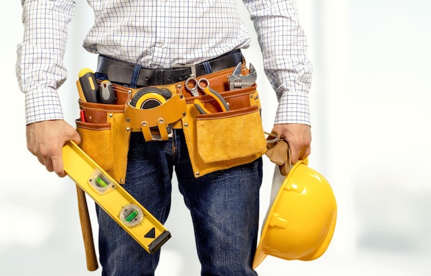 Trabajador con un cinturón de herramientas