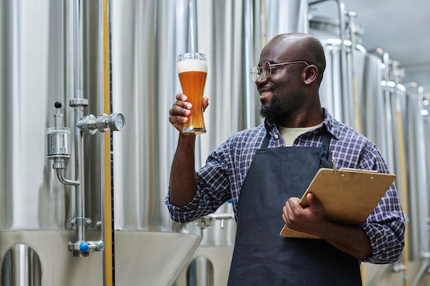 Trabajador comprobando la calidad de la cerveza.