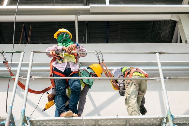 Foto trabajador de la construcción en los andamios