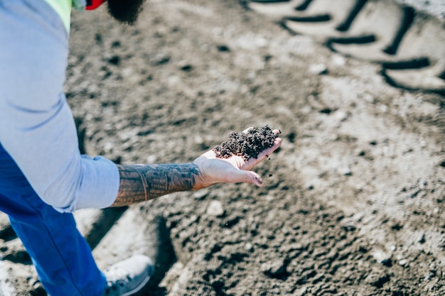 Trabajador de la construcción de carreteras de sexo masculino joven en su trabajo.