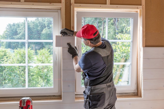 Trabajador de la construcción casa de estructura de madera ecológica aislante térmicamente