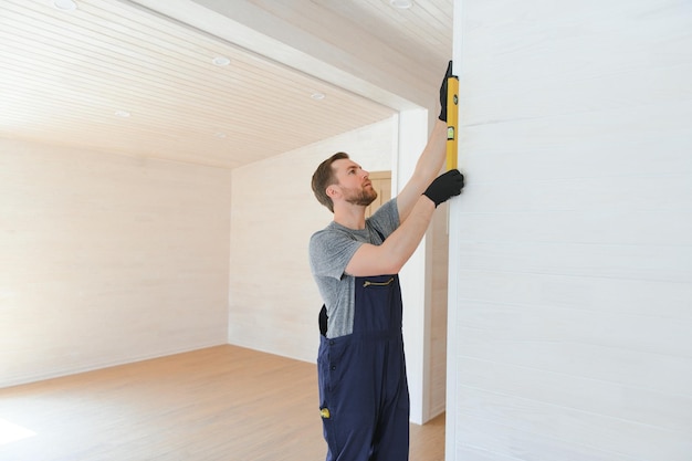 Trabajador de la construcción en casa nueva Fondo de renovación