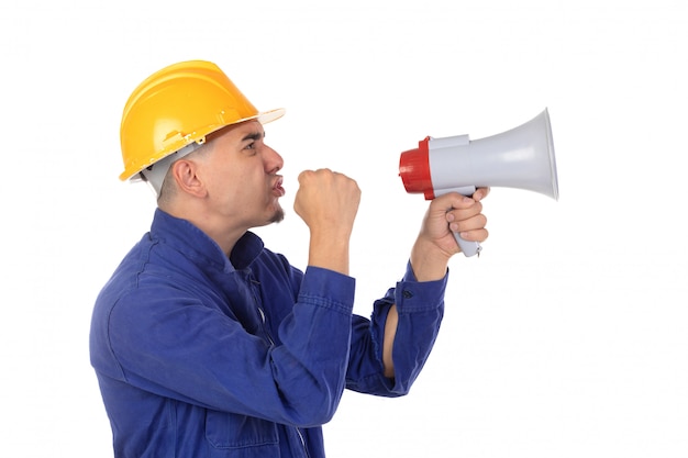 Trabajador de la construcción con casco amarillo y megáfono