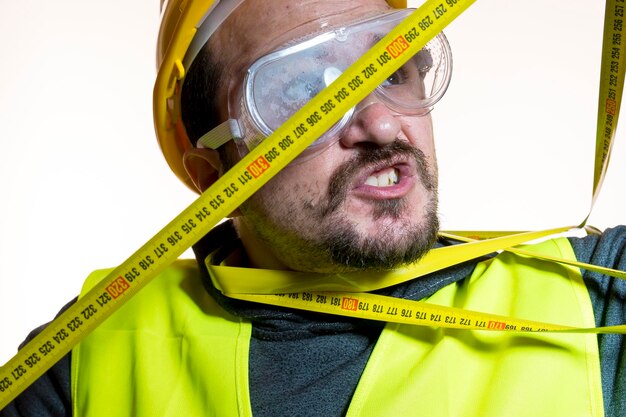 Foto trabajador de la construcción con casco contra un fondo blanco