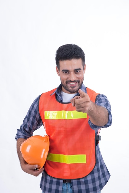 Trabajador de la construcción con chaleco de seguridad aislado en blanco Sonrisa de ingeniero árabe