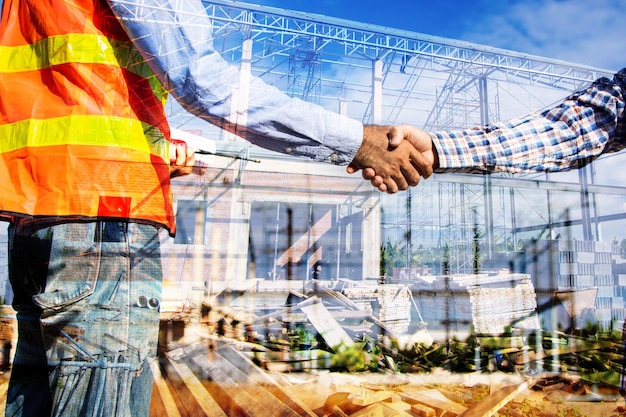 Foto trabajador de la construcción estrecha la mano y negociación