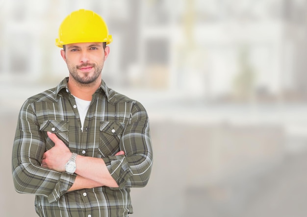 Trabajador de la construcción frente al sitio de construcción