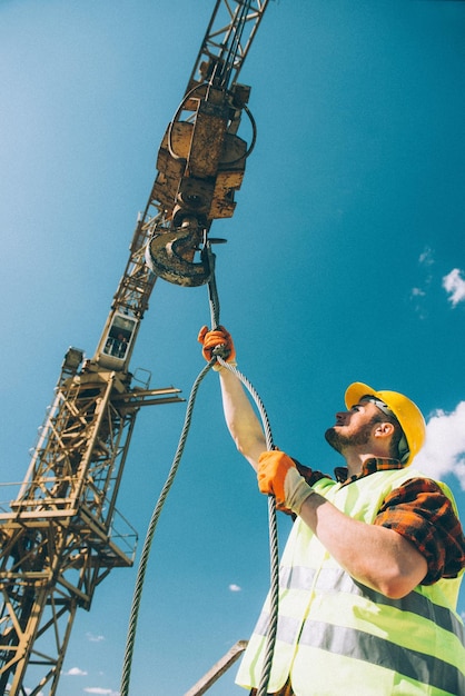 Trabajador de la construcción con una grúa