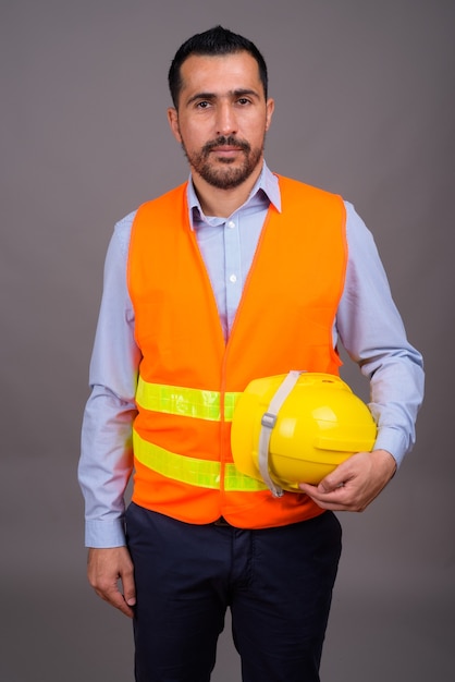 Trabajador de la construcción guapo barbudo