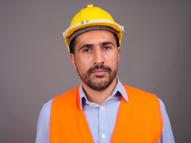 Trabajador de la construcción guapo barbudo