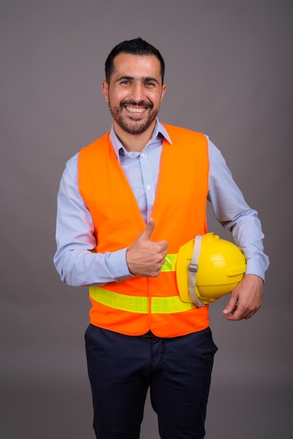 Trabajador de la construcción guapo barbudo