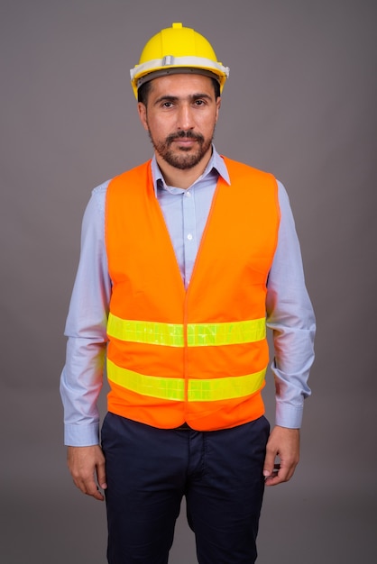 Trabajador de la construcción guapo barbudo