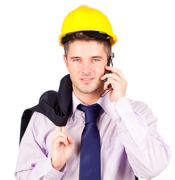 Trabajador de la construcción hablando por teléfono