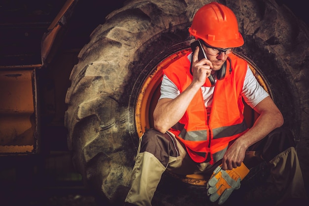 Foto trabajador de la construcción haciendo una llamada telefónica