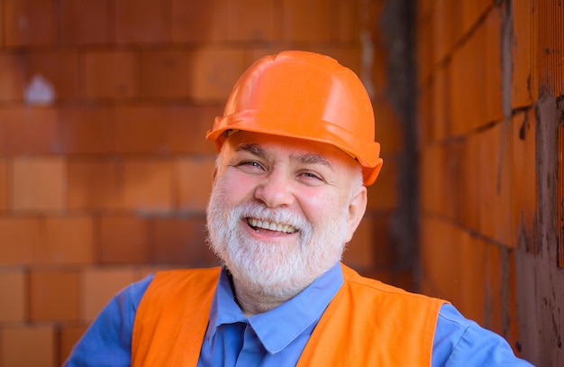 Trabajador de la construcción en la industria de reparación de cascos concepto de constructor retrato de constructor en construcción