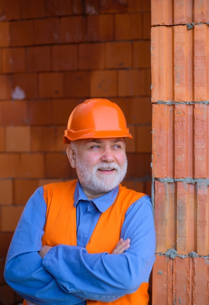 Trabajador de la construcción en los ingenieros de casco trabajando reparación hombre de la industria de la construcción en la construcción