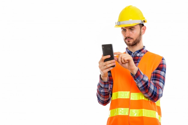 Trabajador de la construcción joven guapo con barba