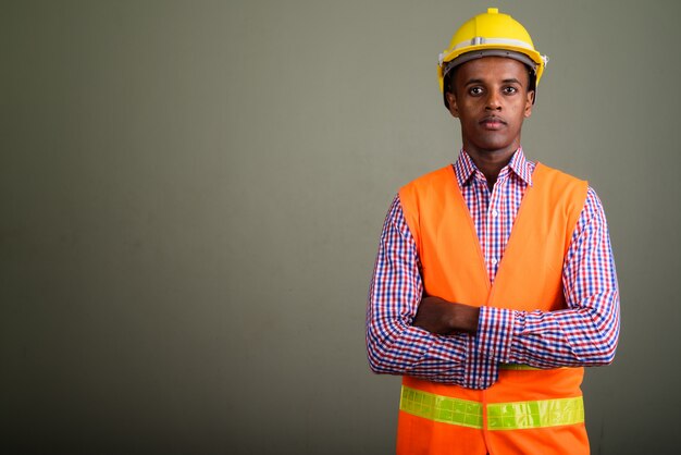 Trabajador de la construcción joven guapo