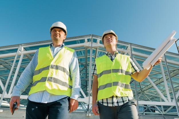 Trabajador de la construcción masculina e ingeniero en el sitio de construcción.