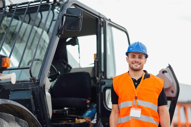 Trabajador de la construcción con minicargador