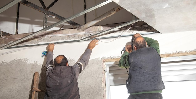 Foto trabajador de la construcción montar un techo suspendido