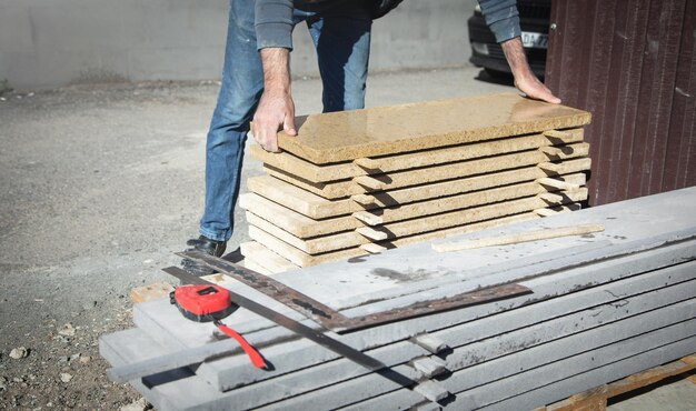 Trabajador de la construcción con mosaico para la construcción de viviendas