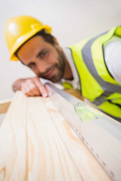 Trabajador de la construcción con nivel de burbuja