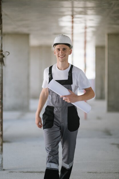 Un trabajador de la construcción con plano.