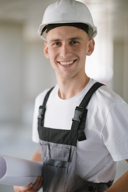 Un trabajador de la construcción con plano.