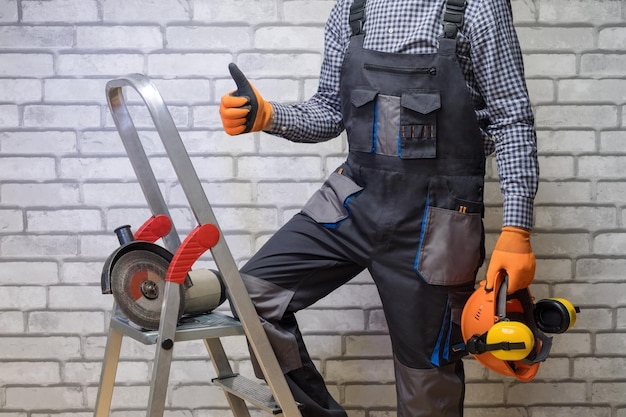 Trabajador de la construcción con el pulgar hacia arriba