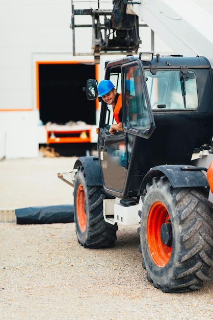 Trabajador de la construcción que conduce una grúa