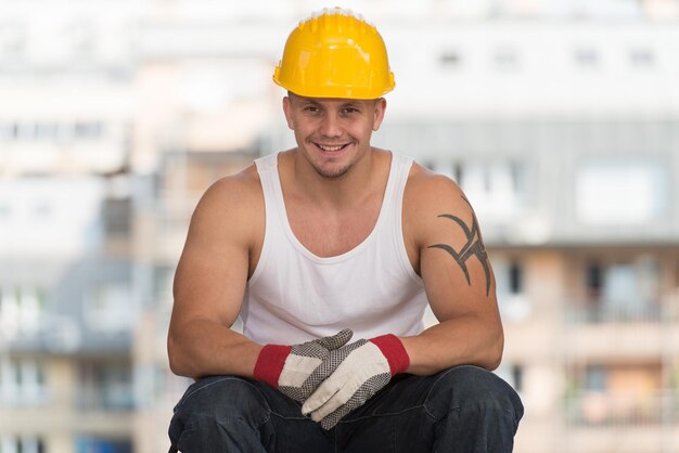 Trabajador De La Construcción Relajando El Aire Fresco Durante El Trabajo